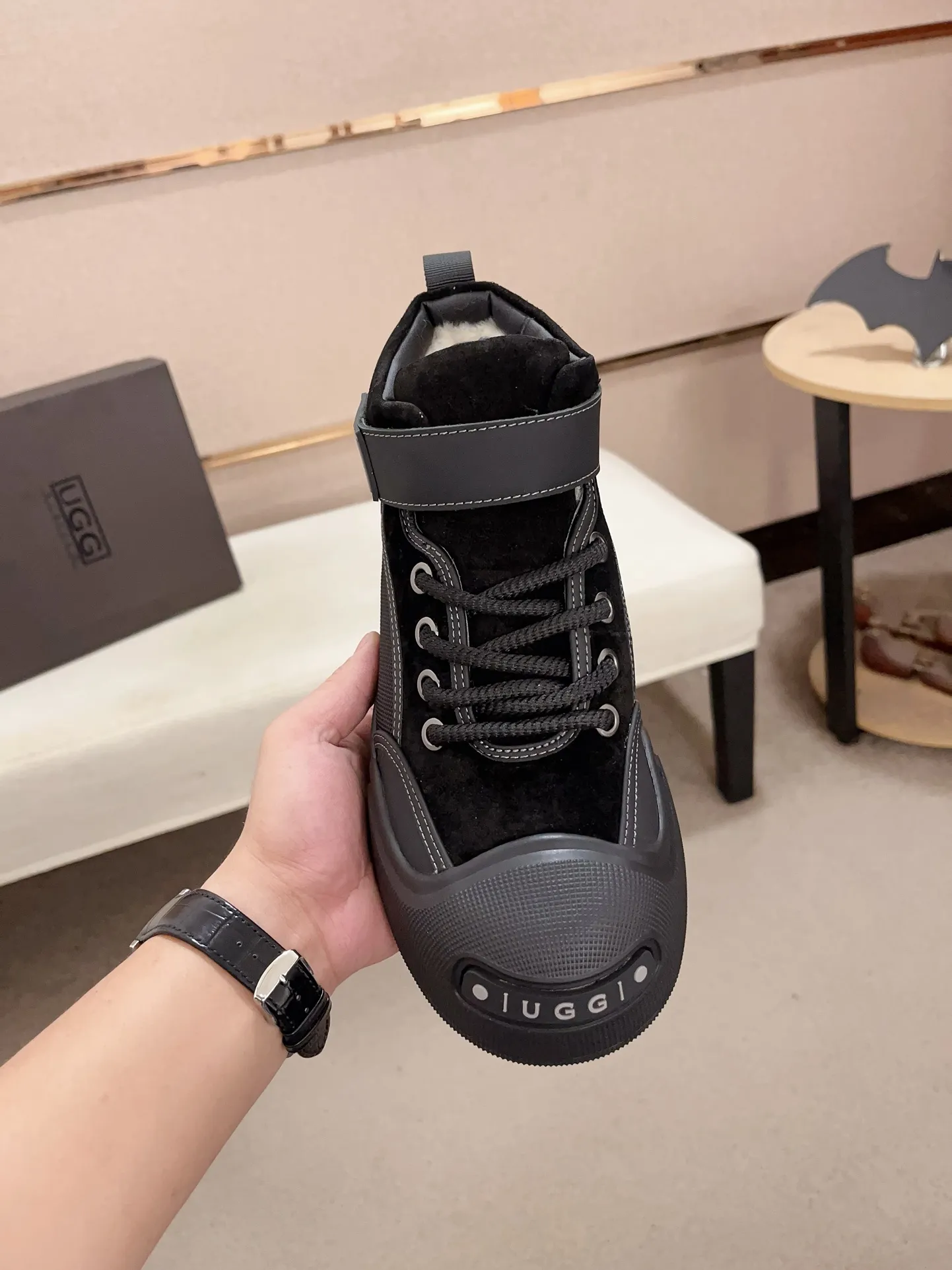 Factory Price: 380 Men's Men's Shoes💰North American Men's Shoes Ugg ☃️In the special sale of new high-quality men's shoes and snow boots in autumn and winter, the nemesis of extreme cold weather! Made of cowhide leather, merino wool lining, and original outsole, whether driving, outdoor or daily wear, there is always one that suits you! Code number 39-44